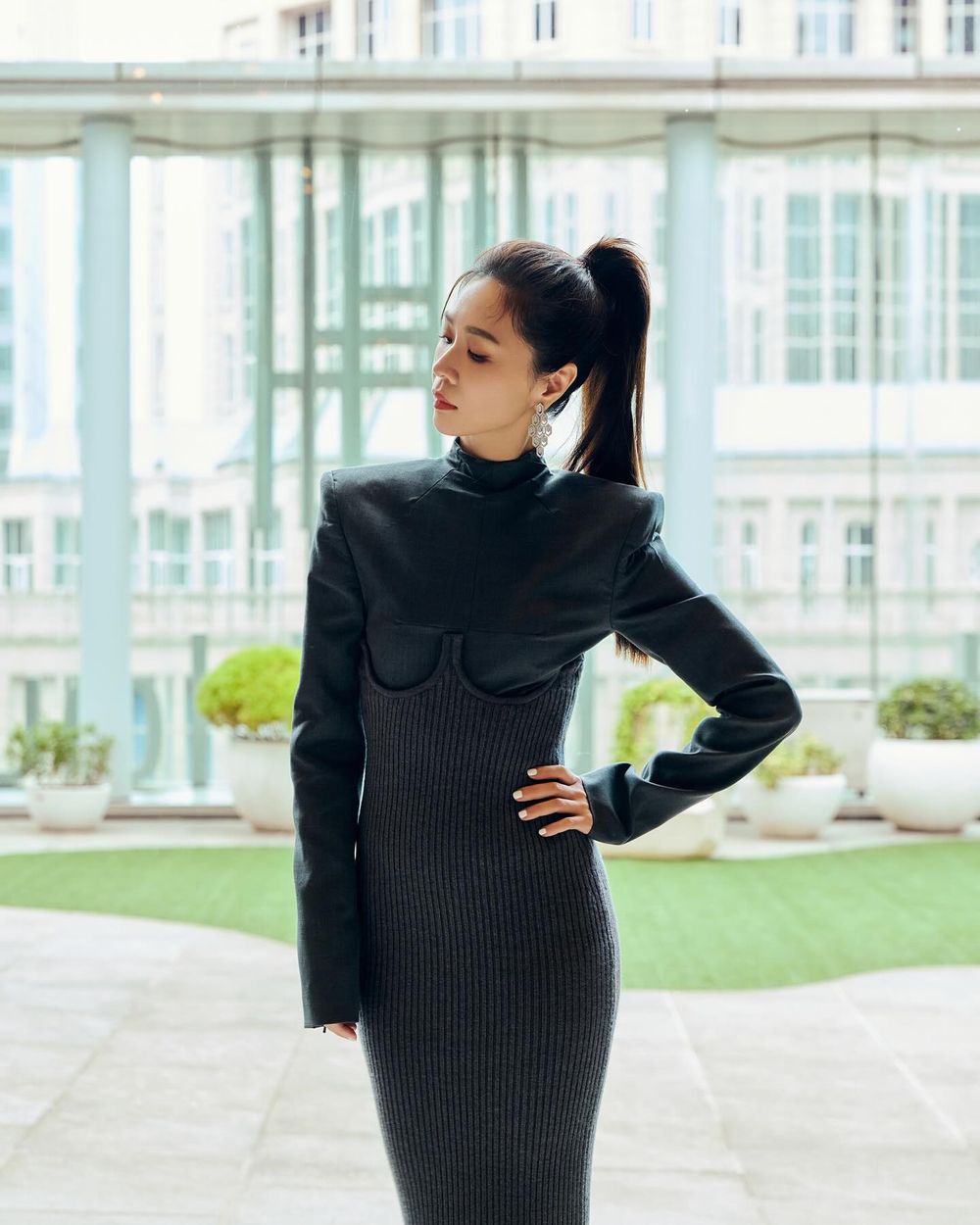 Netflix《影后》謝盈萱演活事業女強人！自創減法保養維持火辣身材、緊緻零毛孔膚質！-3