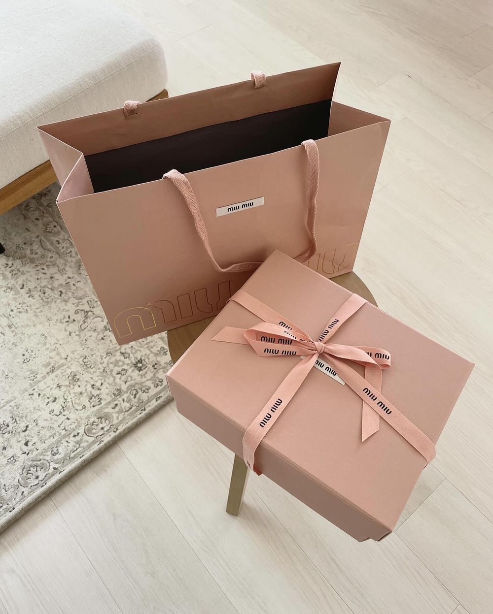 女生最愛MiuMiu五款人生必收「年末禮物」清單！球鞋、皮夾、還有這個默默賣超好！-9