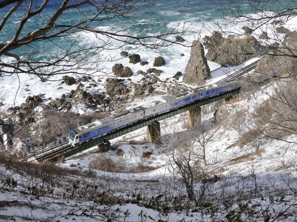 2024日本旅遊奢華新選擇！5條JR電車「雪景鐵道」拍照美翻天、夢幻銀河隧道一生一定要去一次！-8