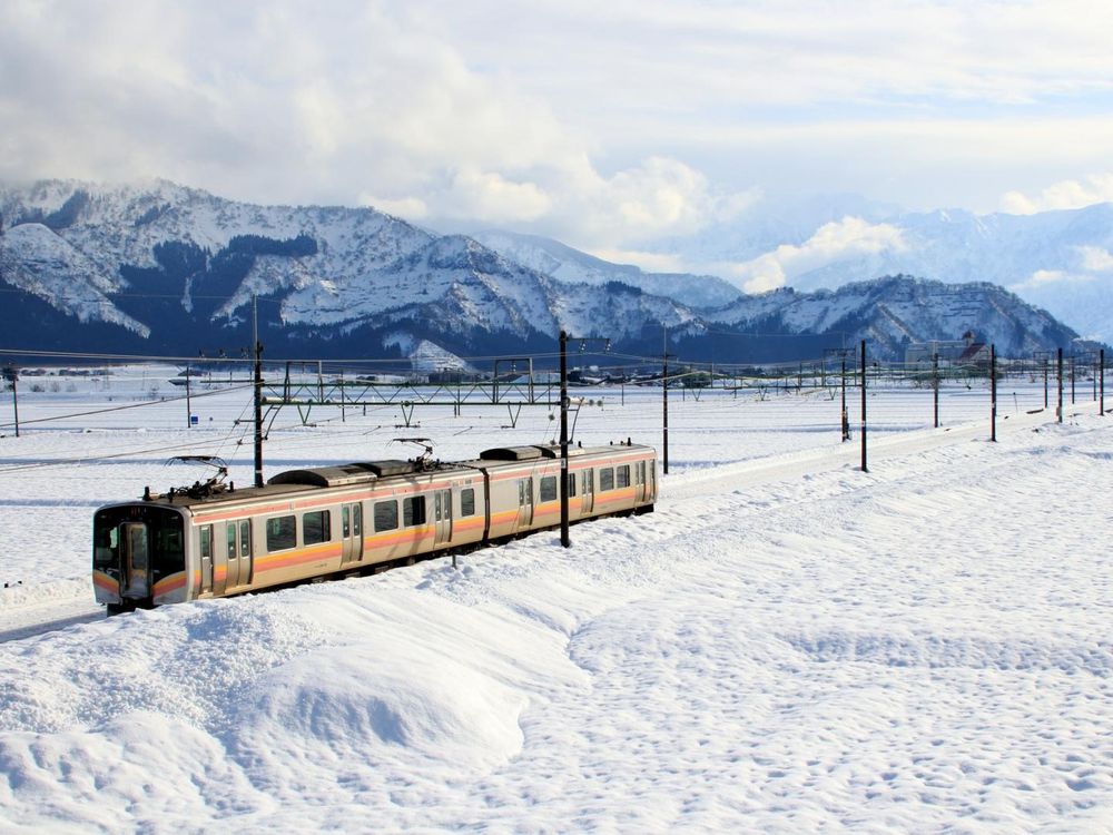 2024日本旅遊奢華新選擇！5條JR電車「雪景鐵道」拍照美翻天、夢幻銀河隧道一生一定要去一次！-7