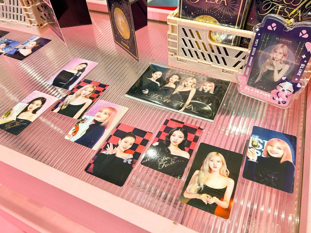 BLINK準備衝BLACKPINK THE GAME快閃店！「粉黑愛心抱枕、Y2K手機吊飾」必買周邊一次看！-6
