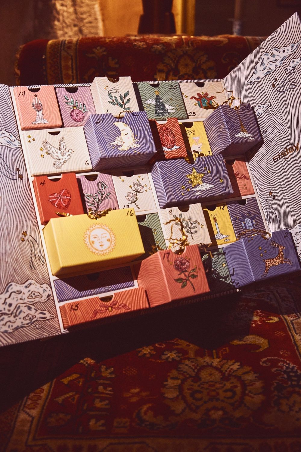 Sisley 2024聖誕倒數月曆用送的！美頸霜、抗皺活膚御緻駐顏霜、璀璨鑽白前導水...，VIP貴婦保養一把收！-2