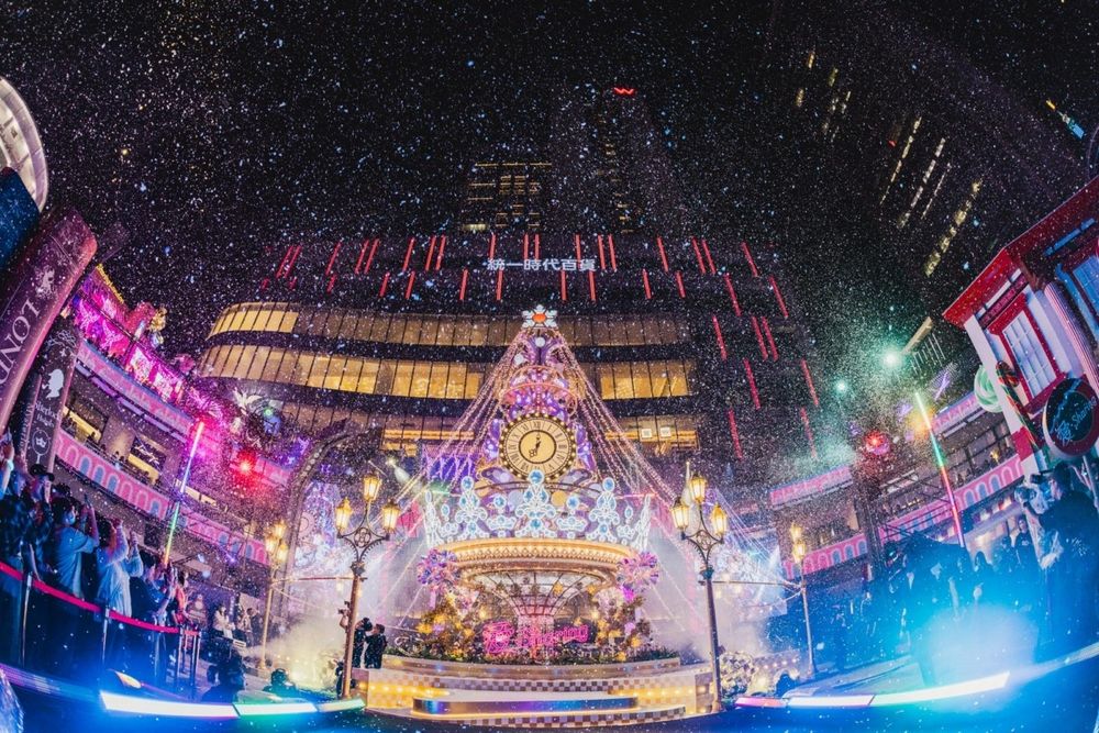 2024聖誕節最夢幻打卡景點！統一時代百貨「13公尺飄雪聖誕樹、爆美糖果屋」必拍亮點一次看！-1