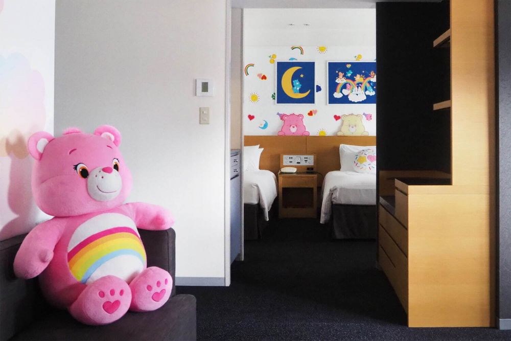 2025東京住宿推薦！「Care Bears聯名主題房」彩色熊熊牆可愛發瘋、限定白色小熊只有這買得到！-7
