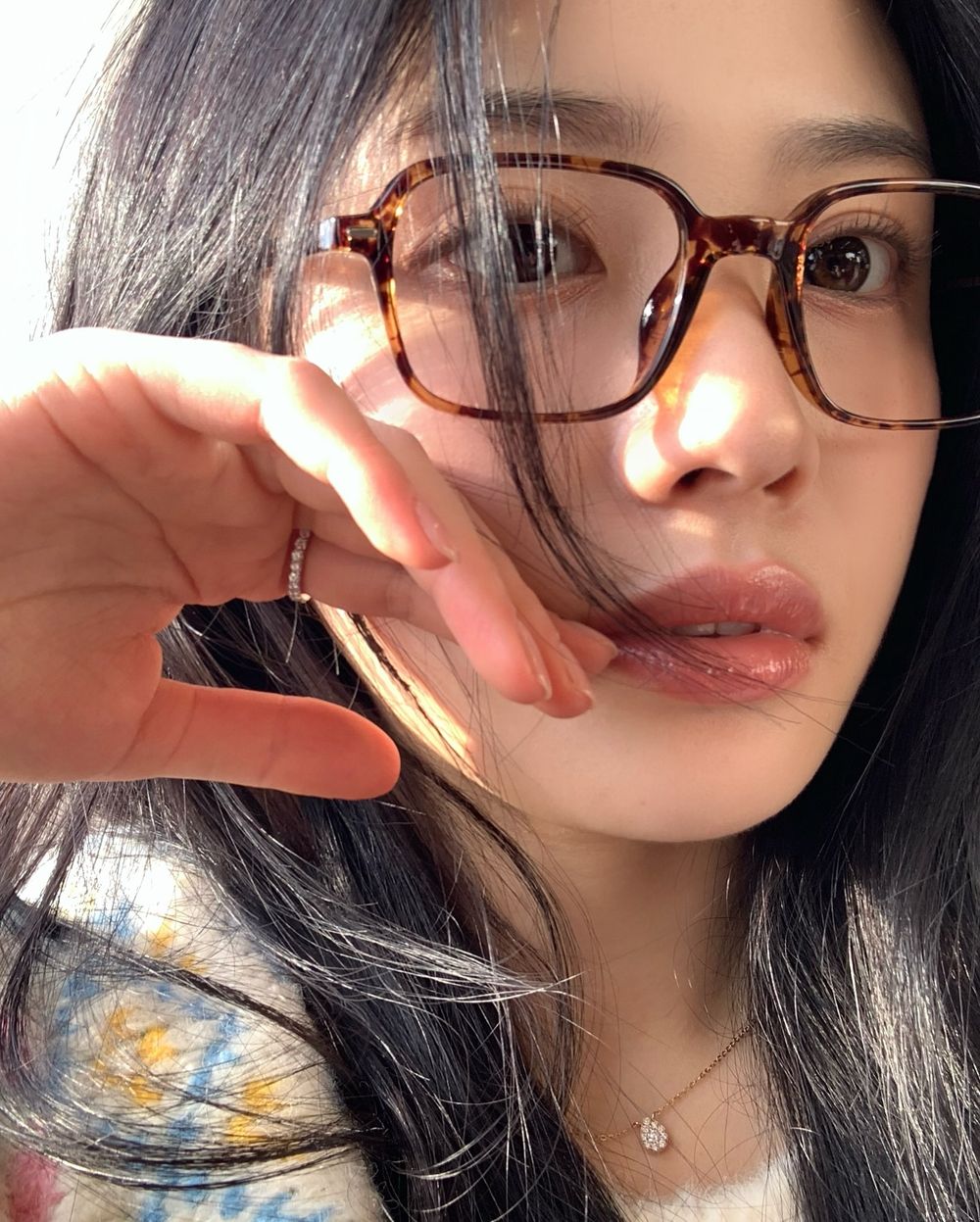 戴眼鏡怎麼化妝？眼鏡妝容必學三大重點，鏡框挑選、眼影/睫毛畫法，有神大眼輕鬆Get！-7