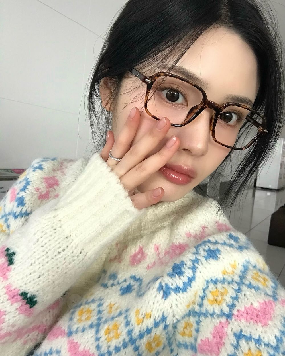 戴眼鏡怎麼化妝？眼鏡妝容必學三大重點，鏡框挑選、眼影/睫毛畫法，有神大眼輕鬆Get！-2