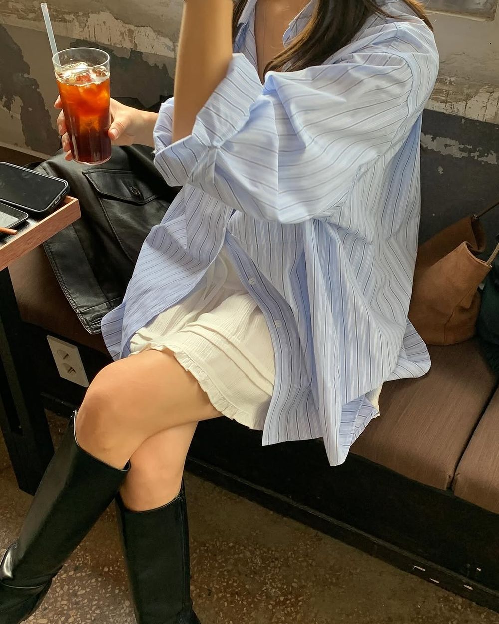 擺脫普感！2025最新七招「春夏襯衫穿搭」技巧！路上韓國女生都搭傘裙、領帶？！-14
