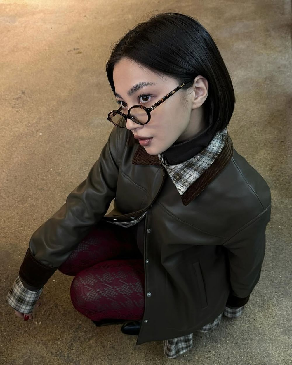 擺脫普感！2025最新七招「春夏襯衫穿搭」技巧！路上韓國女生都搭傘裙、領帶？！-4