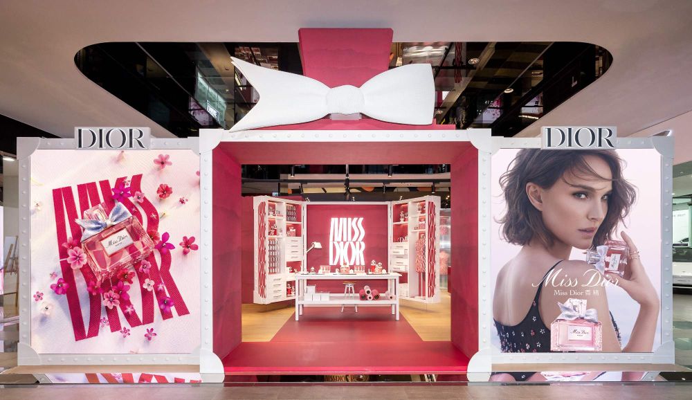 「MISS DIOR訂製愛戀快閃店」浪漫登場！迪奧香膏限量高訂外殼、客製化手工蝴蝶結香水瓶身...化身最奢寵情人節禮物！-2
