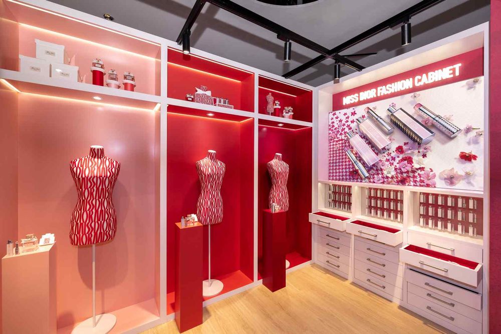 「MISS DIOR訂製愛戀快閃店」浪漫登場！迪奧香膏限量高訂外殼、客製化手工蝴蝶結香水瓶身...化身最奢寵情人節禮物！-10