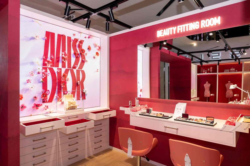 「MISS DIOR訂製愛戀快閃店」浪漫登場！迪奧香膏限量高訂外殼、客製化手工蝴蝶結香水瓶身...化身最奢寵情人節禮物！-12