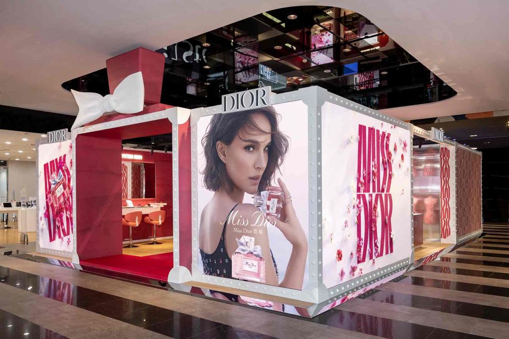 「MISS DIOR訂製愛戀快閃店」浪漫登場！迪奧香膏限量高訂外殼、客製化手工蝴蝶結香水瓶身...化身最奢寵情人節禮物！-15