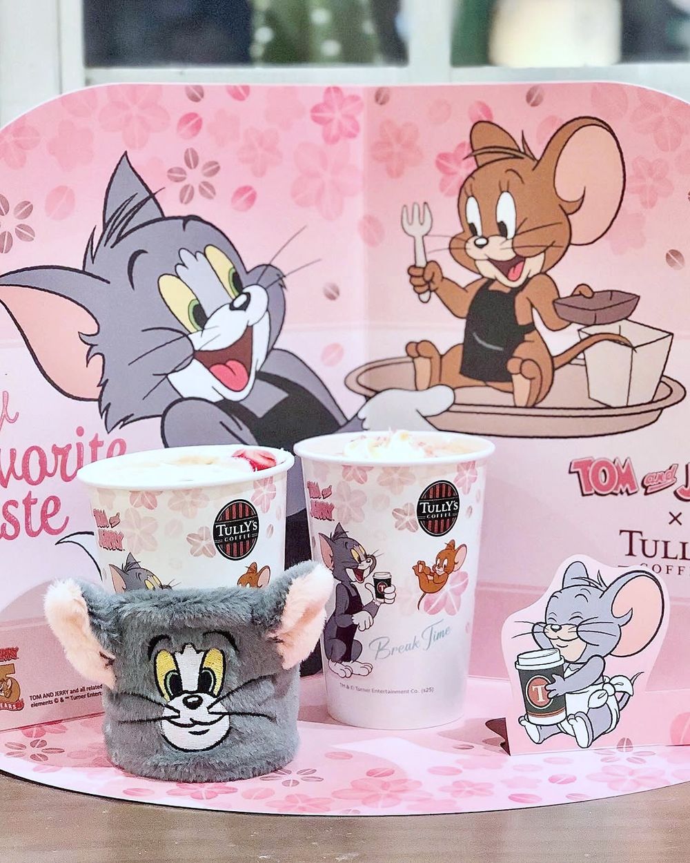 日本Tully's Coffee跟湯姆貓與傑利鼠聯名了！Q翻大臉絨毛杯套、限定必喝櫻花奶油拿鐵都好誘人！-2