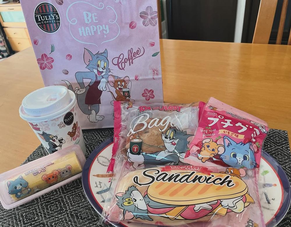 日本Tully's Coffee跟湯姆貓與傑利鼠聯名了！Q翻大臉絨毛杯套、限定必喝櫻花奶油拿鐵都好誘人！-14