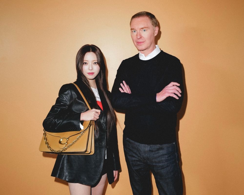 美神降臨！ITZY有娜現身Coach 2025紐約大秀！「AI美顏、鉛筆細腿」根本真人芭比！-3