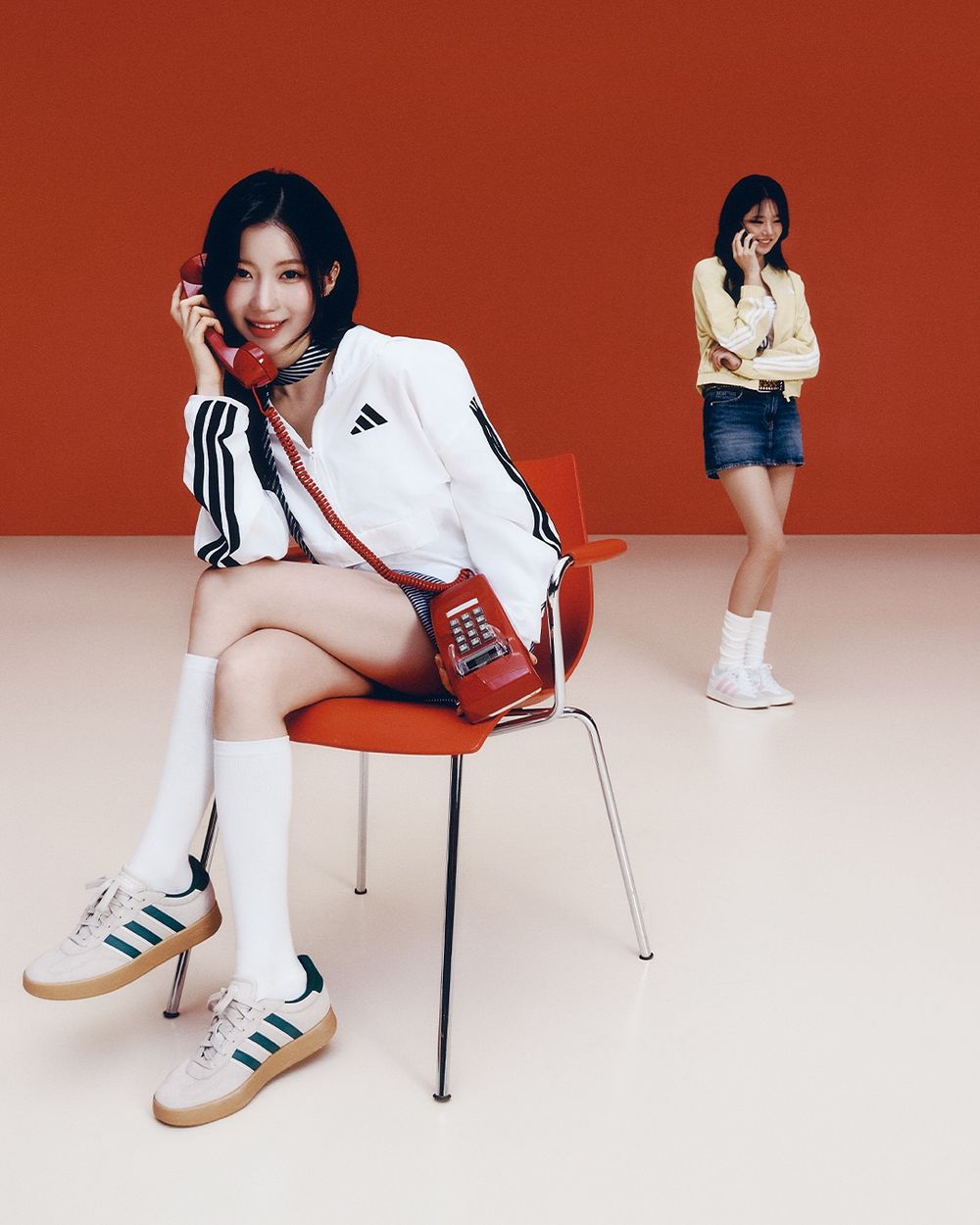 寶怪BABYMONSTER最新adidas大片出爐！校園女大生穿搭+同款新球鞋一起帶走！-11