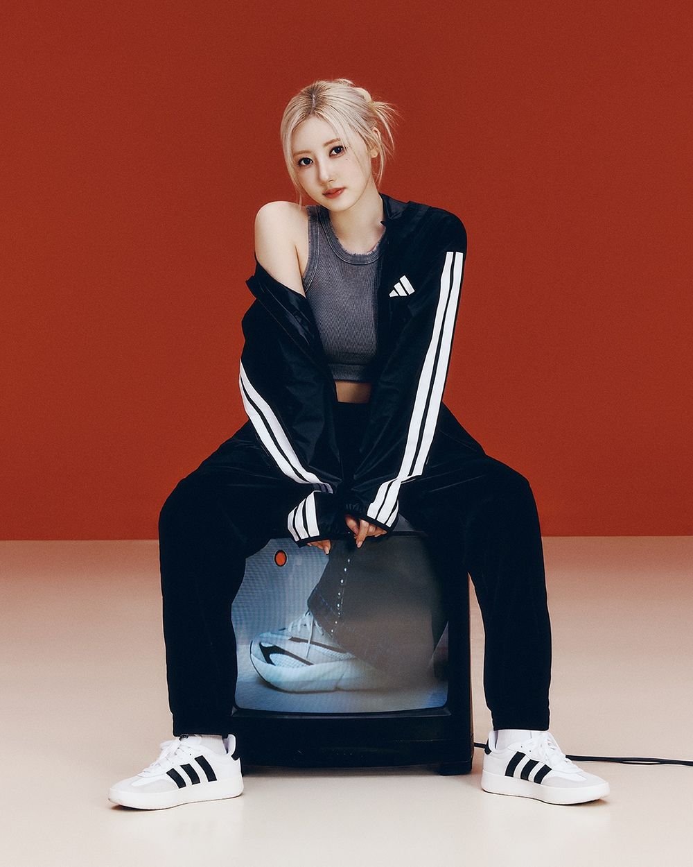 寶怪BABYMONSTER最新adidas大片出爐！校園女大生穿搭+同款新球鞋一起帶走！-13