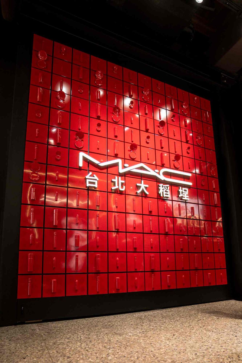 台灣最時髦「老宅美妝店」！M·A·C大稻埕旗艦店開幕，全球首家客製化刻字、大稻埕元素掛飾，今年必去打卡新店！-6