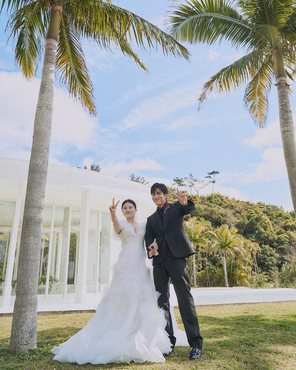 婁峻碩、焦凡凡沖繩婚禮照片曝光！根本最夢幻婚紗拍照範本、搭配珠寶都是Tiffany的！-2