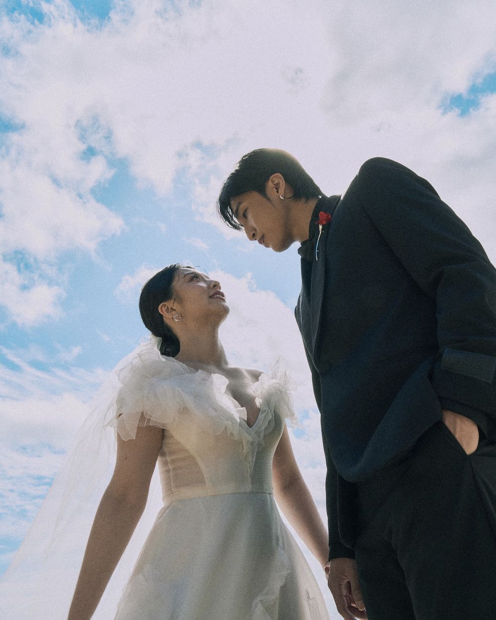 婁峻碩、焦凡凡沖繩婚禮照片曝光！根本最夢幻婚紗拍照範本、搭配珠寶都是Tiffany的！-4