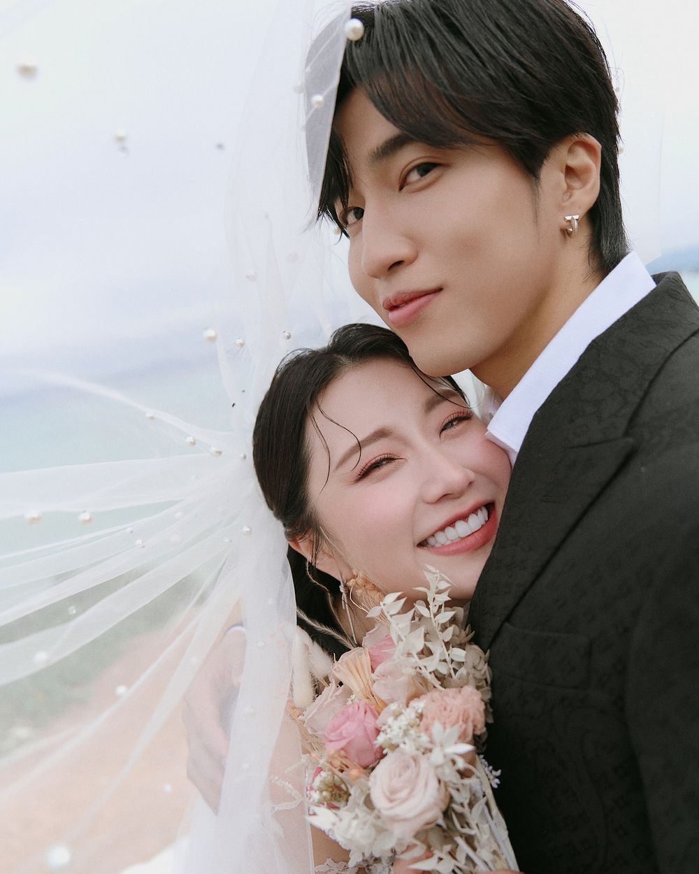 婁峻碩、焦凡凡沖繩婚禮照片曝光！根本最夢幻婚紗拍照範本、搭配珠寶都是Tiffany的！-5