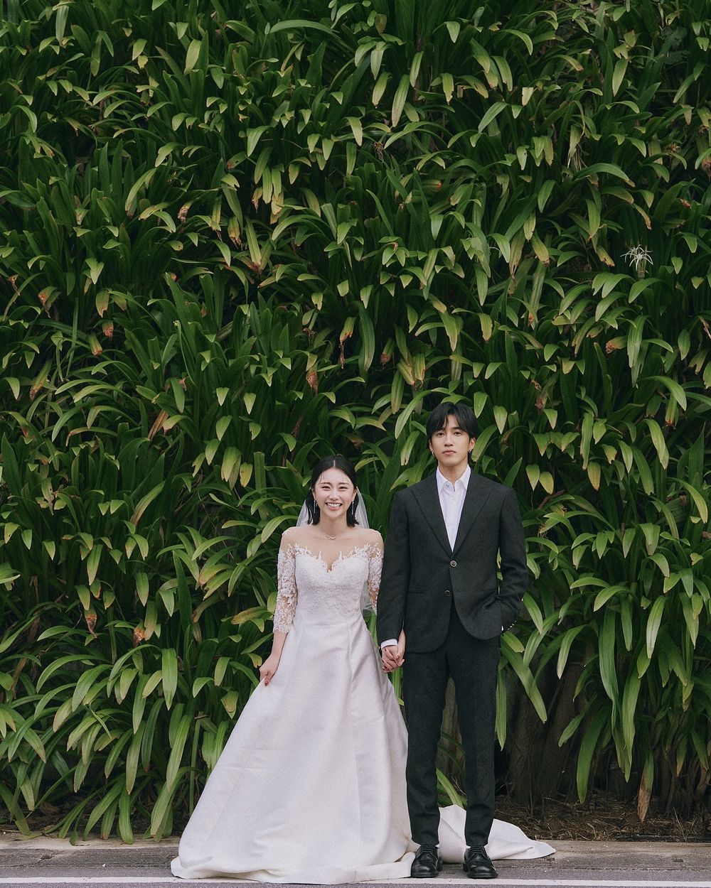 婁峻碩、焦凡凡沖繩婚禮照片曝光！根本最夢幻婚紗拍照範本、搭配珠寶都是Tiffany的！-9