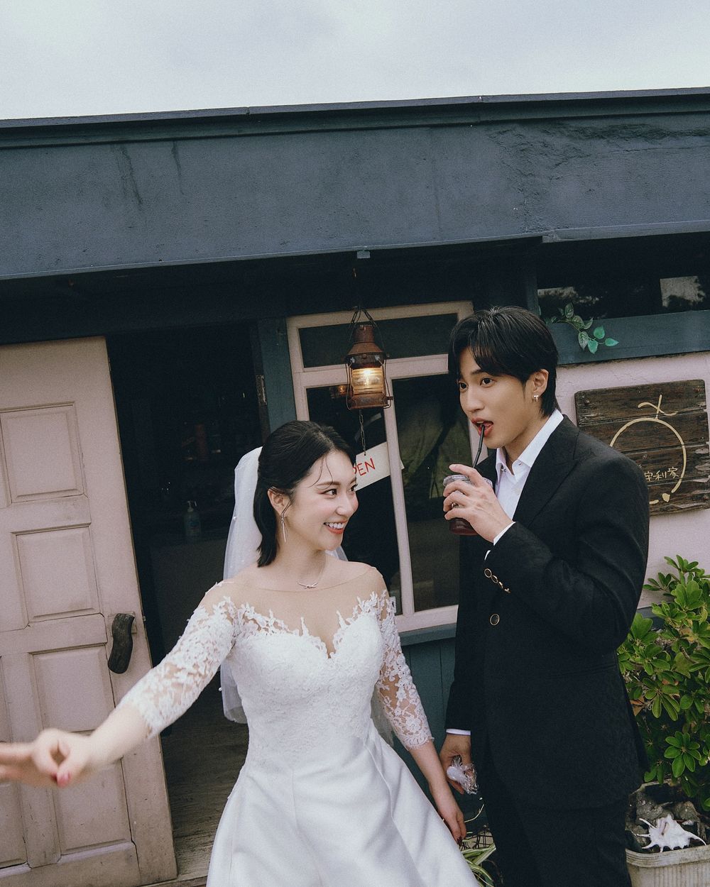 婁峻碩、焦凡凡沖繩婚禮照片曝光！根本最夢幻婚紗拍照範本、搭配珠寶都是Tiffany的！-6