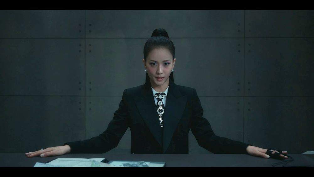 Jisoo新歌狂換6套造型曝光！化身女特務、辦公室OL、平瀏海那套根本「人間富江」！-11