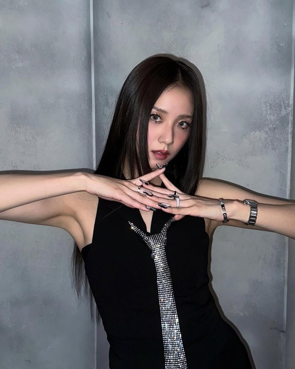 Jisoo新歌狂換6套造型曝光！化身女特務、辦公室OL、平瀏海那套根本「人間富江」！-12