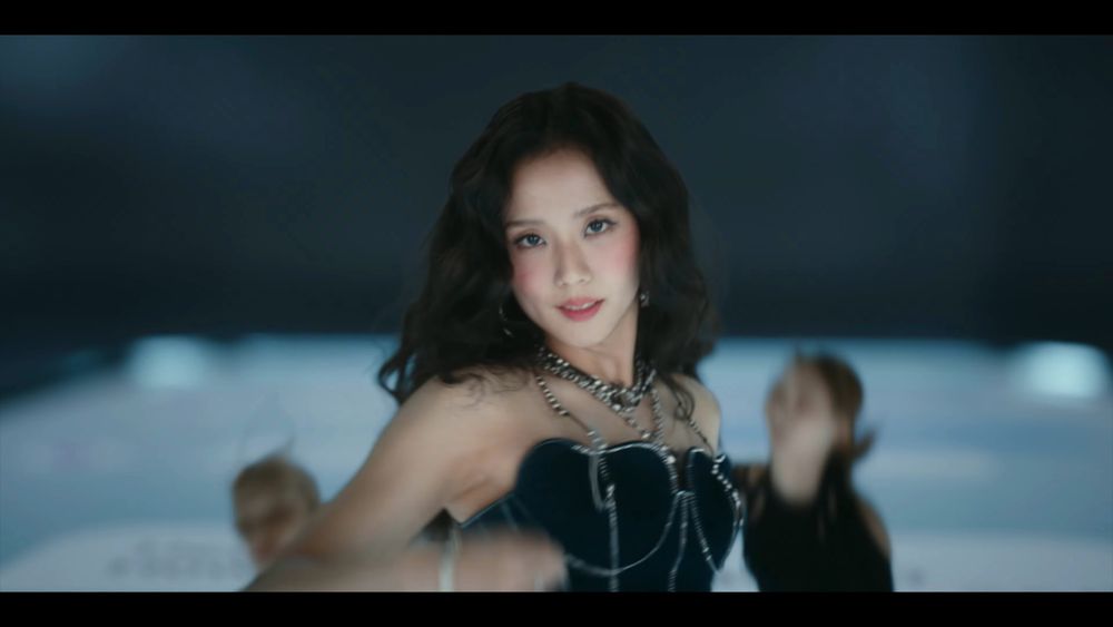 Jisoo新歌狂換6套造型曝光！化身女特務、辦公室OL、平瀏海那套根本「人間富江」！-13