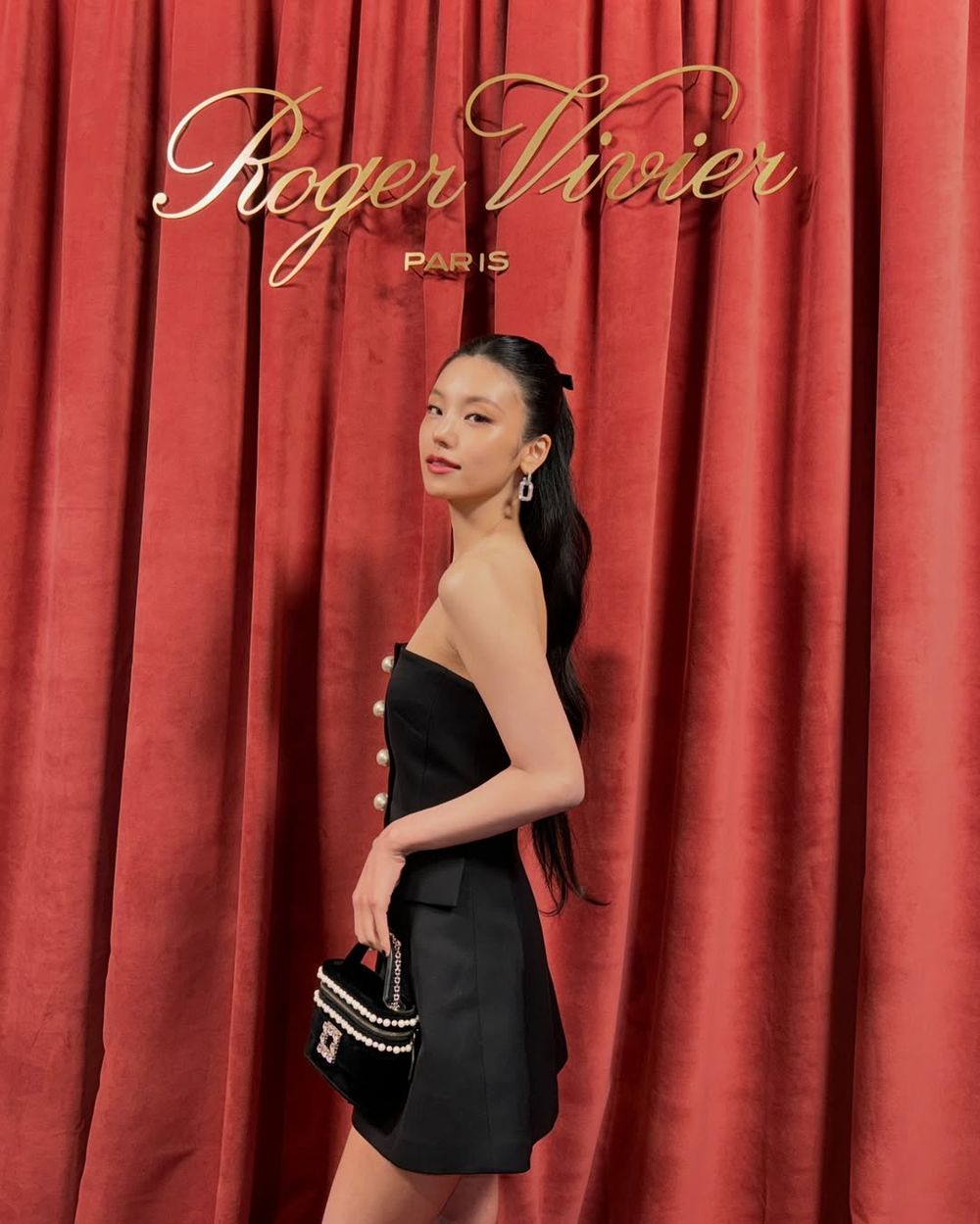 等到了！ITZY隊長Yeji禮志升任Roger Vivier大使！仙級美腿難怪品牌不放手！-4