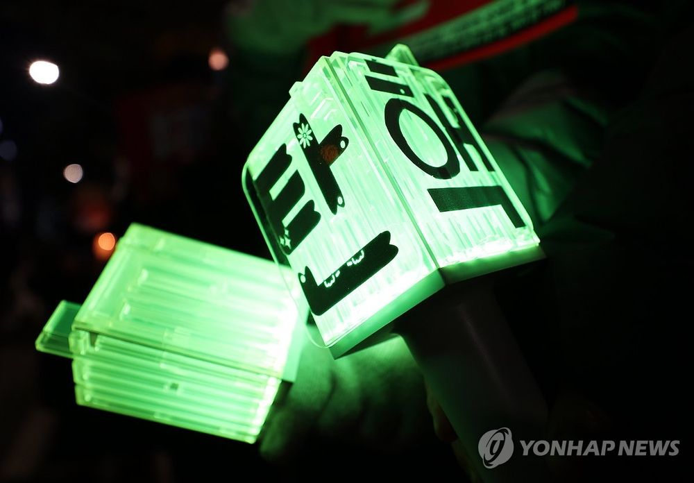 韓網熱議擁有特殊用途的KPOP應援手燈！ITZY應援棒成打光神器，SEVENTEEN「克拉棒」竟被拿來保存食物！-11