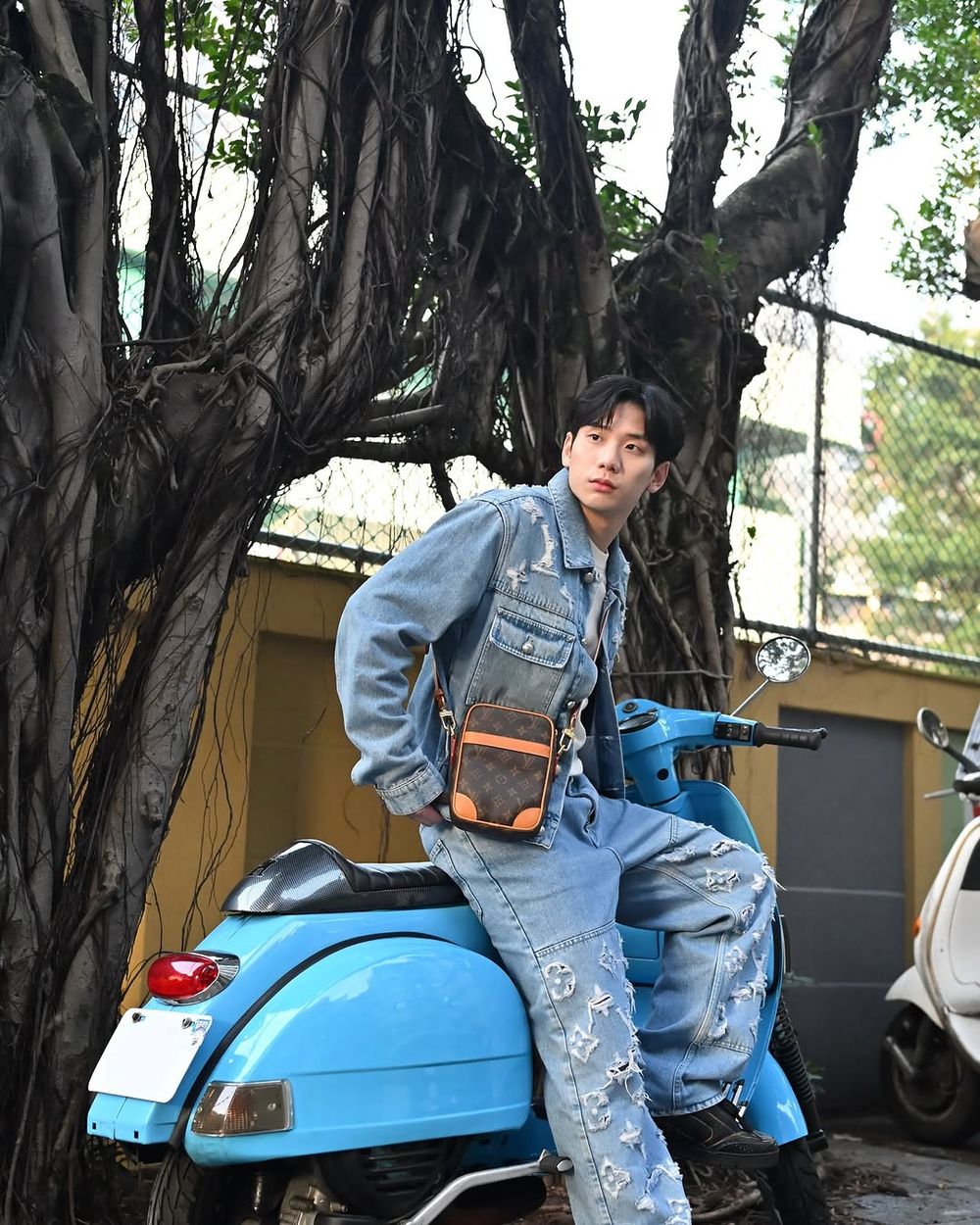 女生揹也好看！LV隱藏爆款男包「Danube老花斜背包」婁峻碩、彭千祐都揹了！-5
