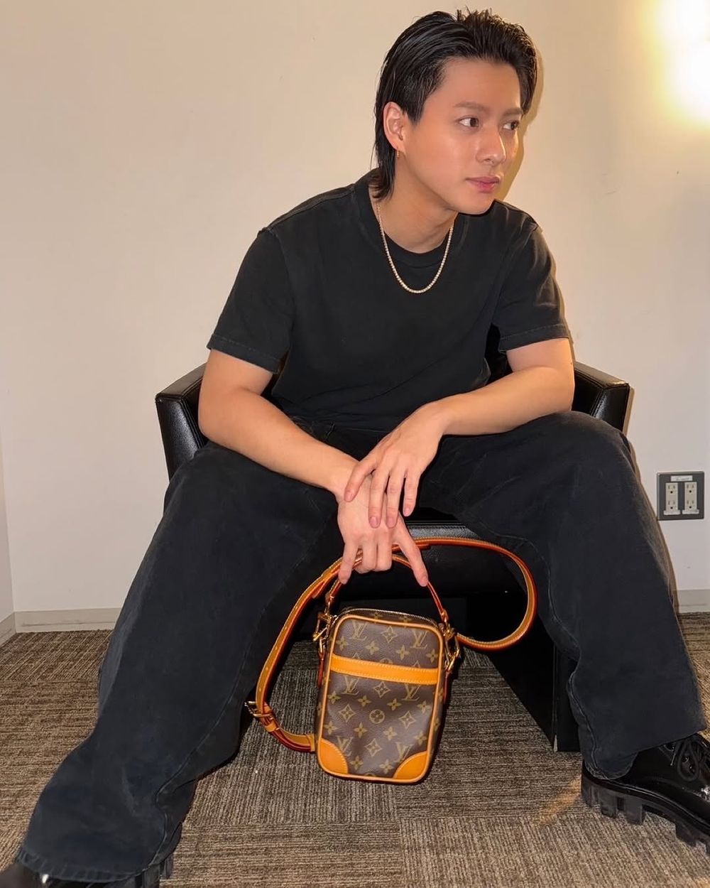 女生揹也好看！LV隱藏爆款男包「Danube老花斜背包」婁峻碩、彭千祐都揹了！-4