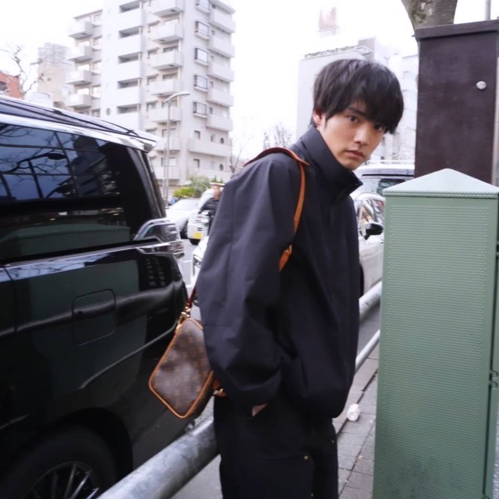 女生揹也好看！LV隱藏爆款男包「Danube老花斜背包」婁峻碩、彭千祐都揹了！-3