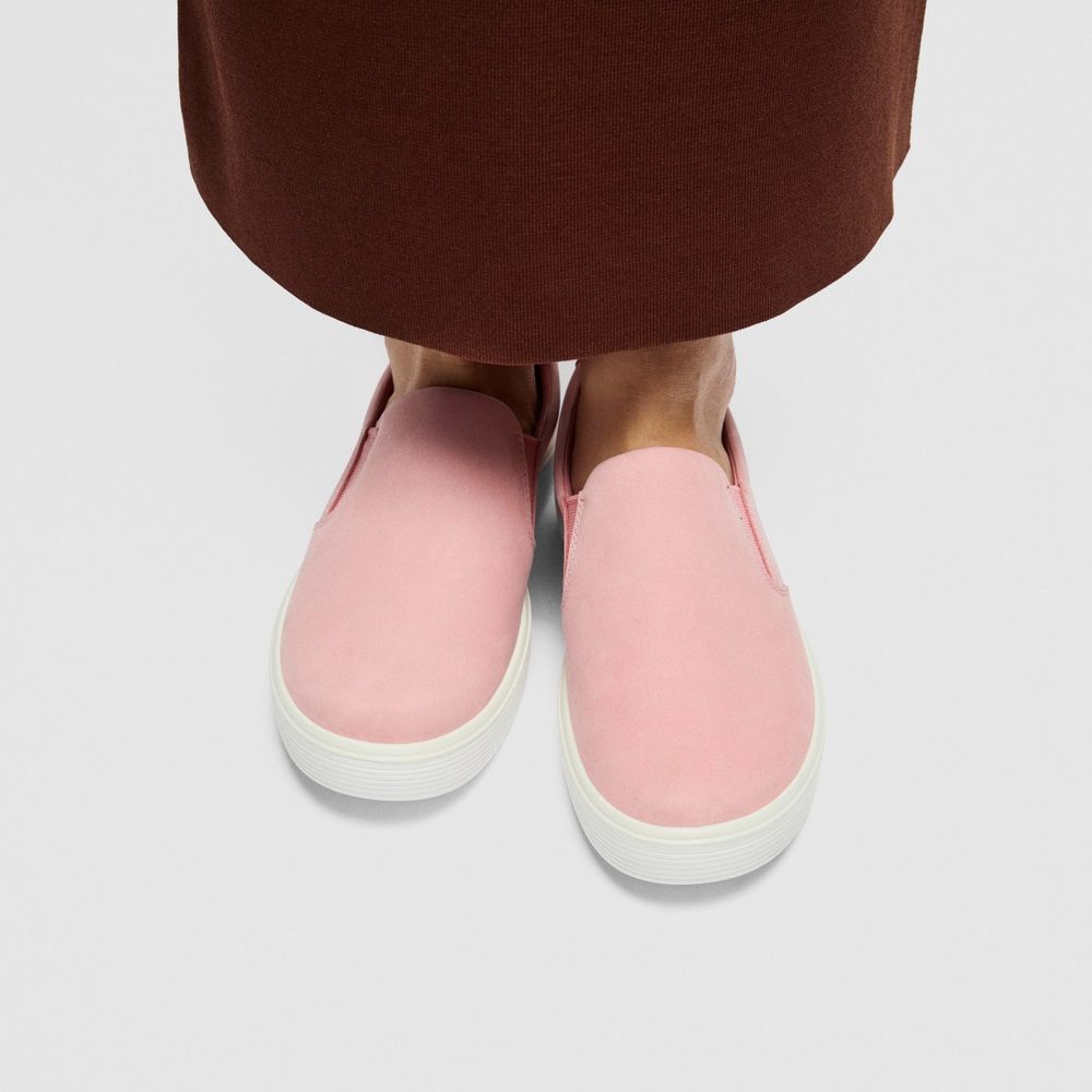 2025春夏流行色出爐！ECCO柔和蜜桃粉、奶油萊姆綠球鞋，舒服到像踩在雲朵上！-5