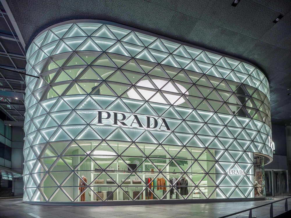 Sana美到不像真人！「千金大小姐風」現身Prada新加坡ION Orchard開幕活動！-13