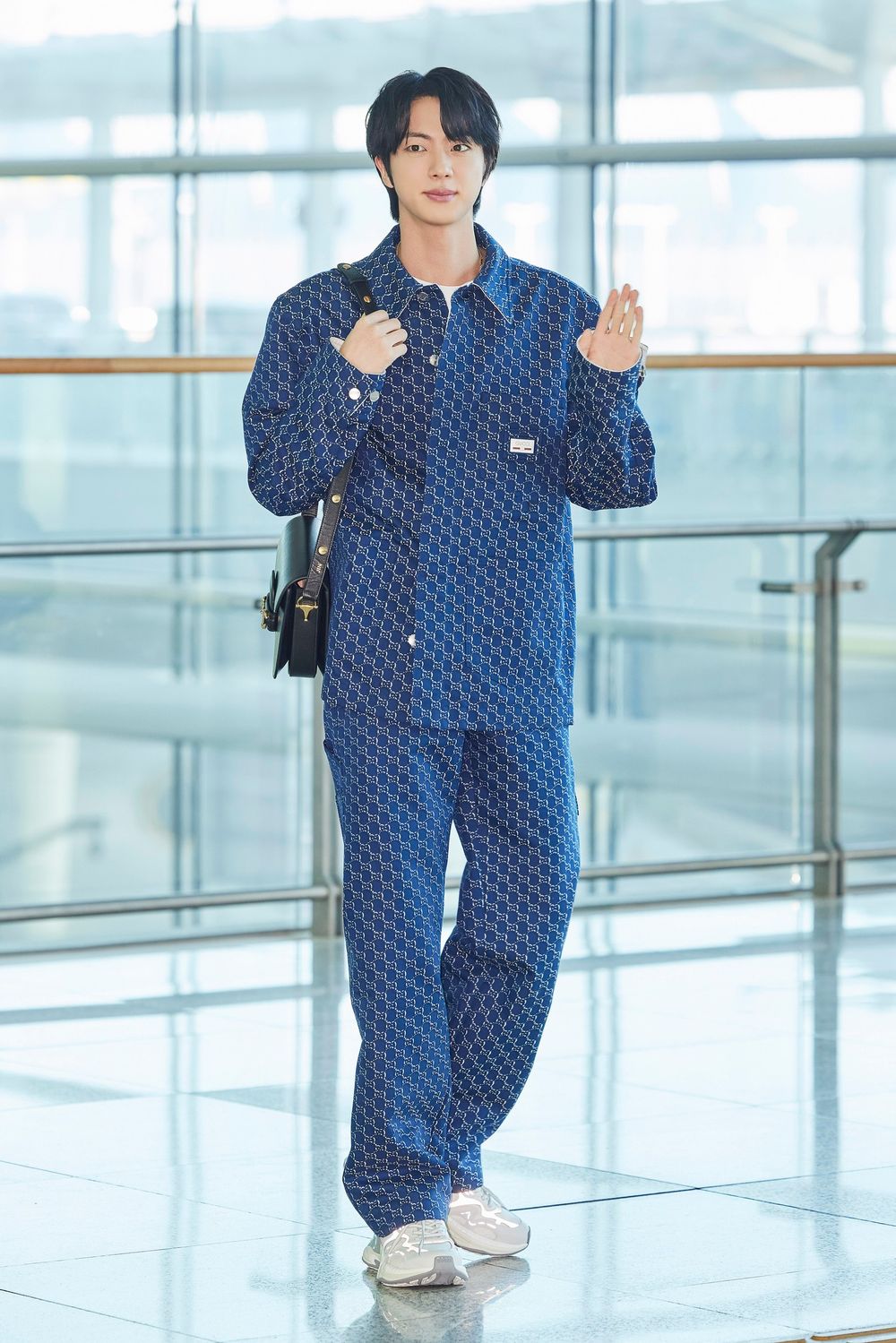 防彈大哥Jin「清純冷男」出發GUCCI米蘭時裝周！太平洋寬肩＋逆齡童顏，品牌真的挑對人！-3