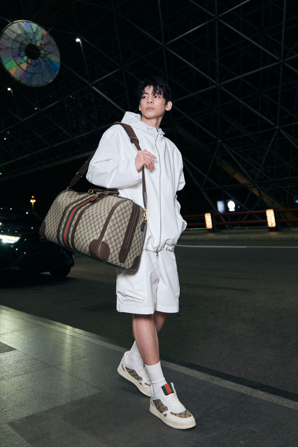 最新「Gucci男神」林柏宏也出發時裝周！鄰家男孩全白運動套裝、根本最帥學長造型！-7