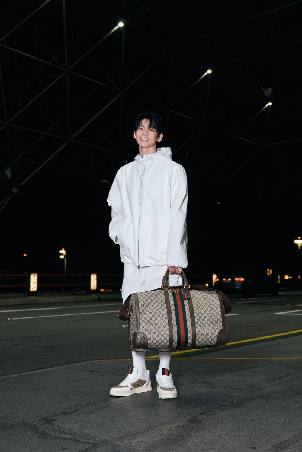 最新「Gucci男神」林柏宏也出發時裝周！鄰家男孩全白運動套裝、根本最帥學長造型！-6