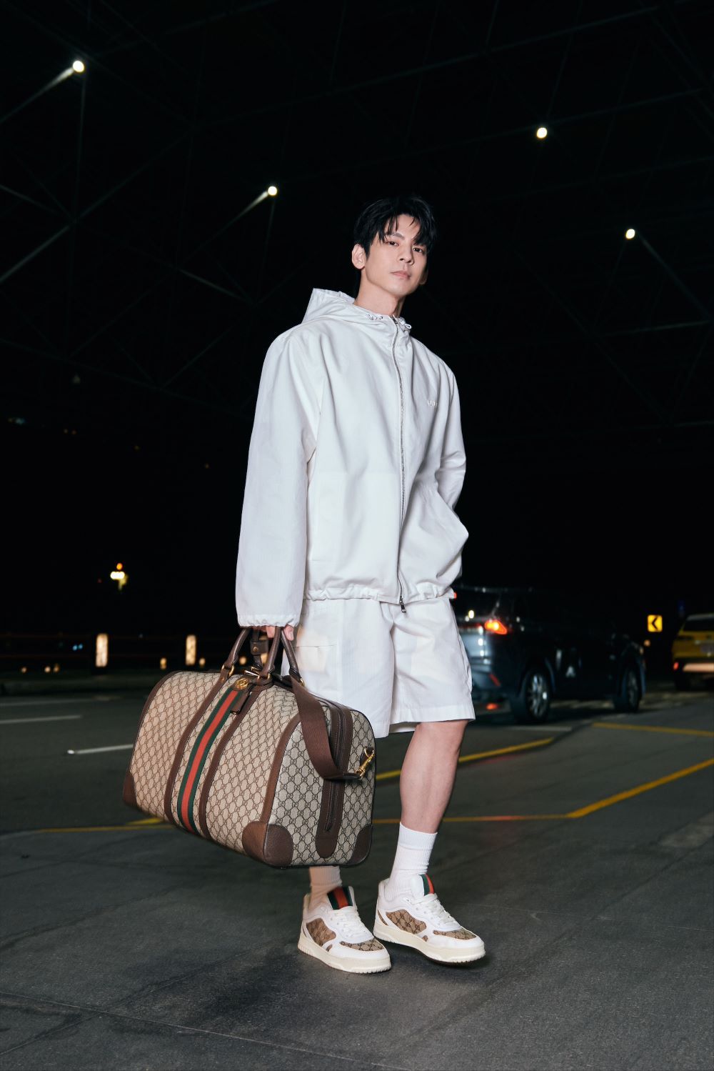最新「Gucci男神」林柏宏也出發時裝周！鄰家男孩全白運動套裝、根本最帥學長造型！-5