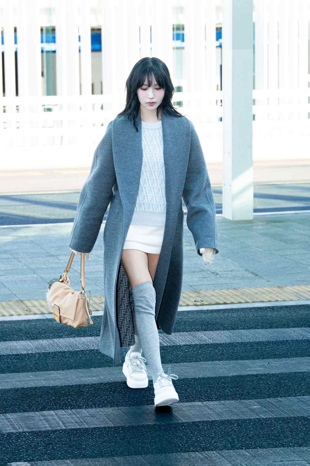 Fendi三仙女出發時裝周了！宋慧喬包緊緊還是美到發光、雨琦淺金粉髮宛如人間精靈！-11