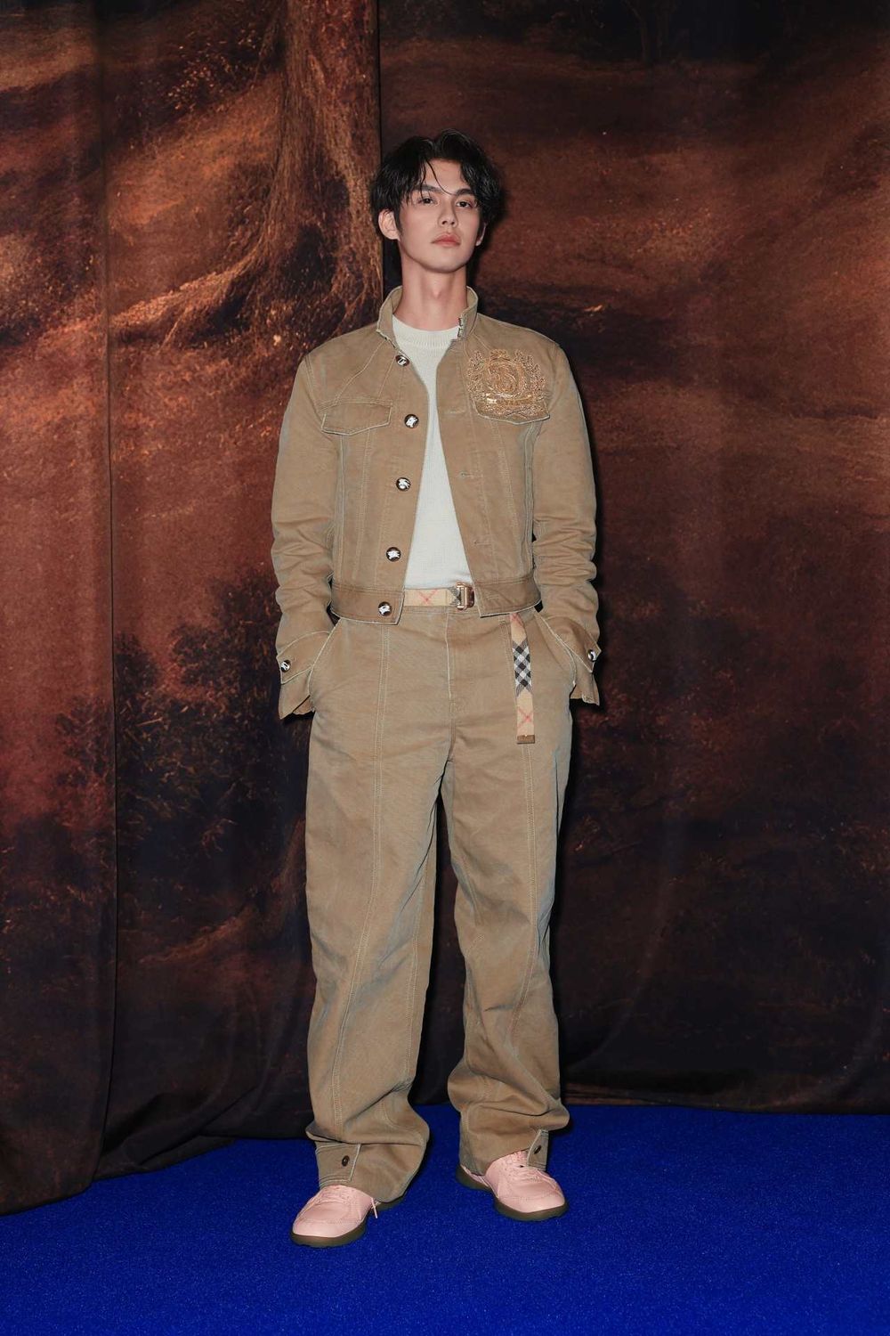 SEVENTEEN圓佑王子駕到！Burberry大秀顏值稱霸全場、和泰星Bright合照畫面太好看！-8