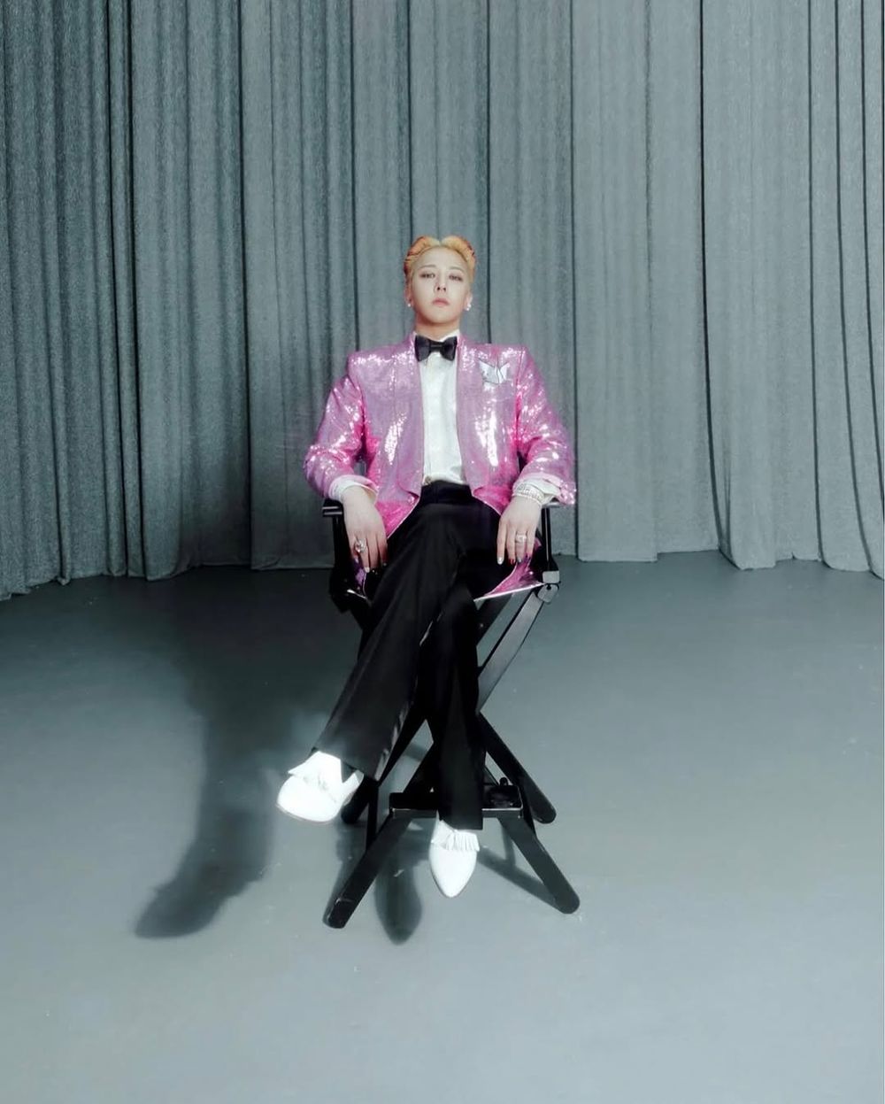 GD權志龍新歌〈Too Bad〉只有哥能駕馭的「8套超狂MV造型」盤點、Karina也驚喜現身？！-20