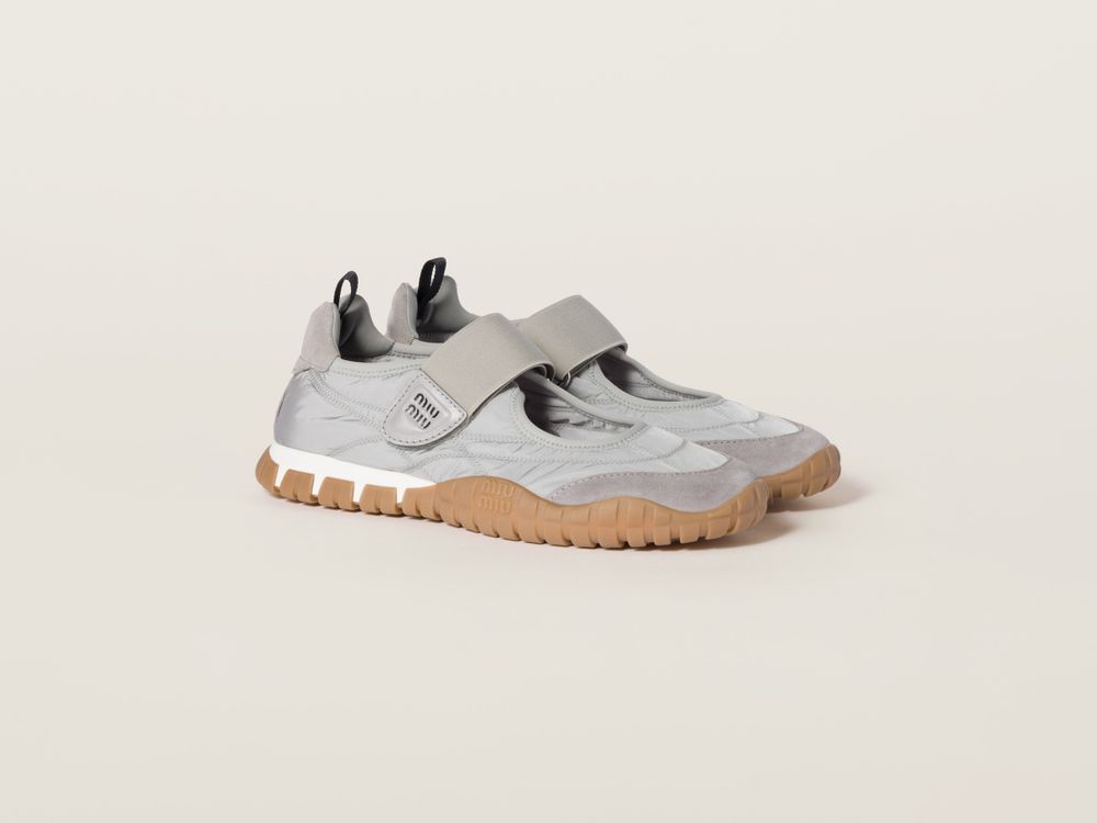 2025七雙爆紅「芭蕾運動鞋」盤點！LOEWE、PUMA全球瘋搶、路上韓妞都穿這雙！-5