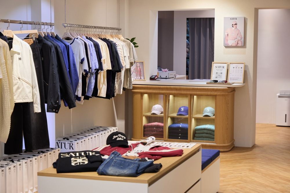 韓星私服愛牌「SATUR」終於來台灣了！台灣限定芒果T、老帽、運動外套，必買單品價格一次看！-22