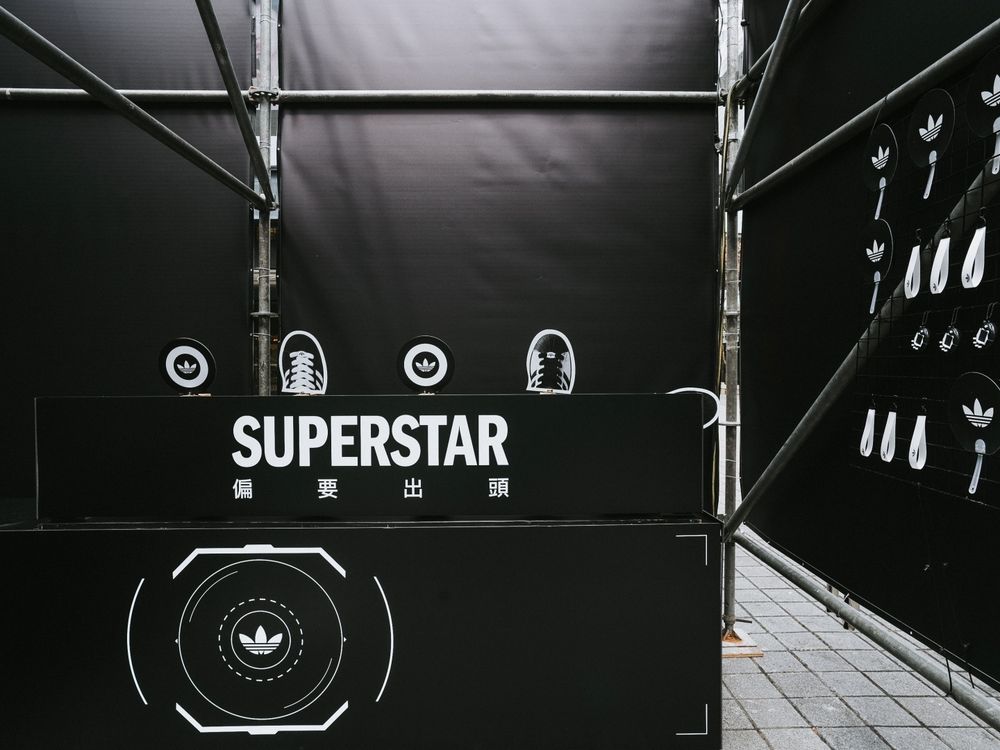 2025鞋王就是這雙！愛迪達SUPERSTAR巨型貝殼鞋攻佔信義區！連雨琦都愛到狂穿！-11