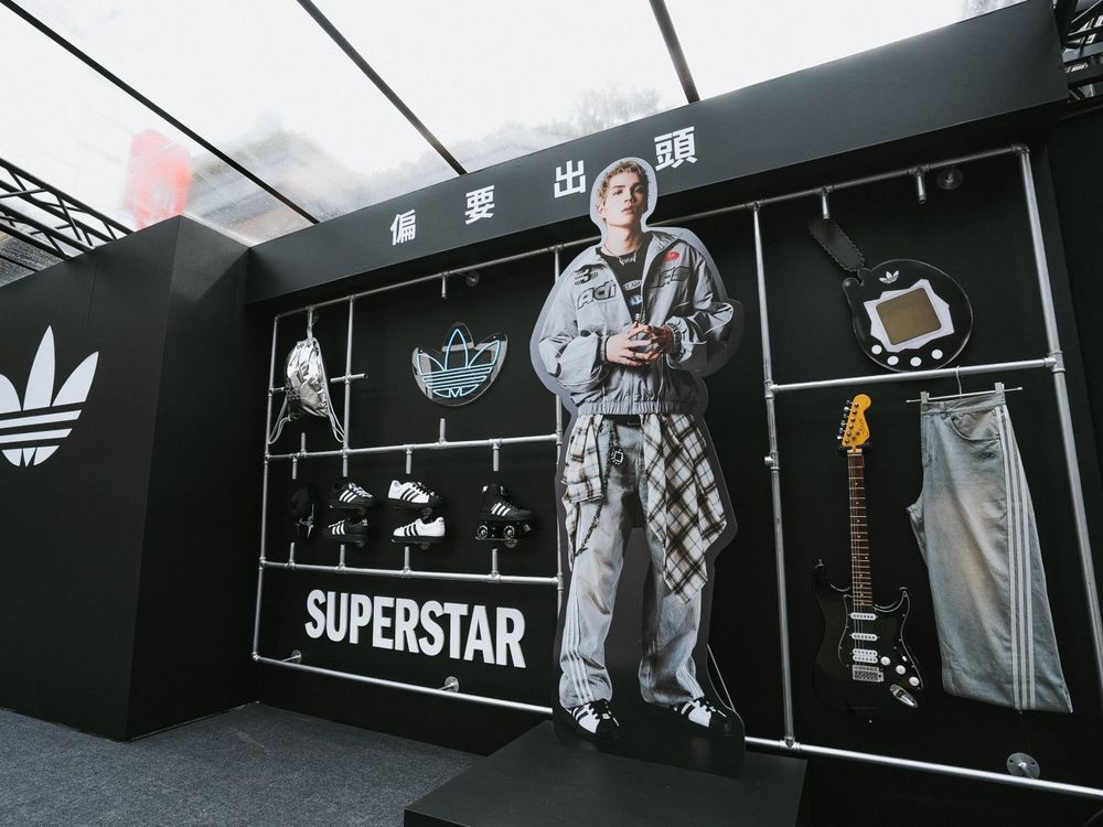 2025鞋王就是這雙！愛迪達SUPERSTAR巨型貝殼鞋攻佔信義區！連雨琦都愛到狂穿！-9