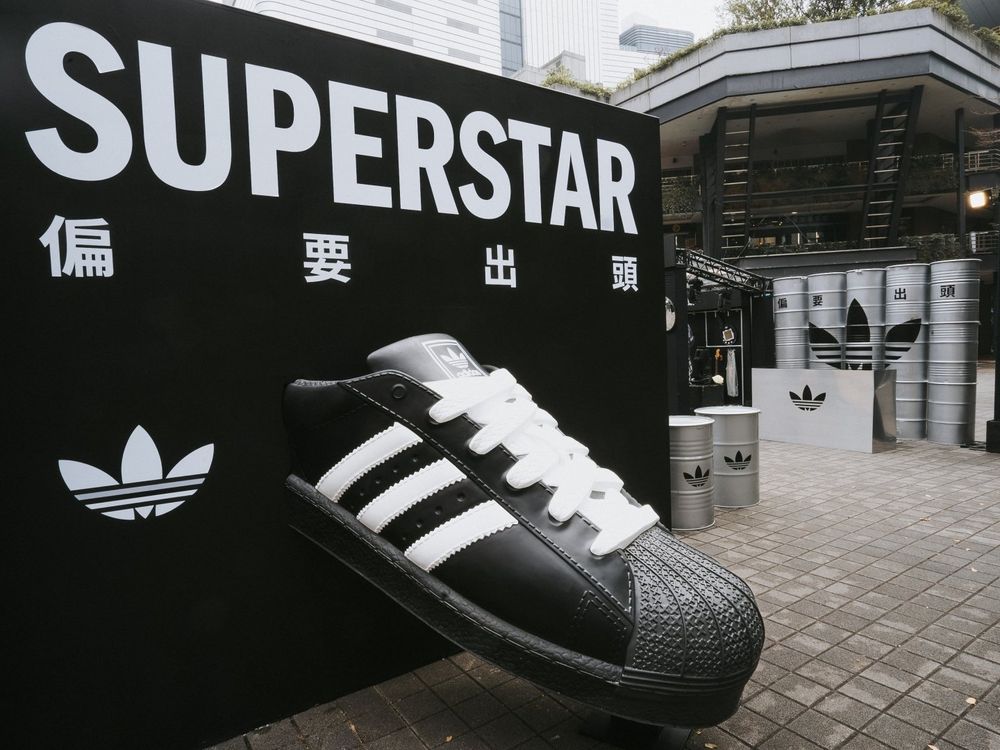 2025鞋王就是這雙！愛迪達SUPERSTAR巨型貝殼鞋攻佔信義區！連雨琦都愛到狂穿！-8