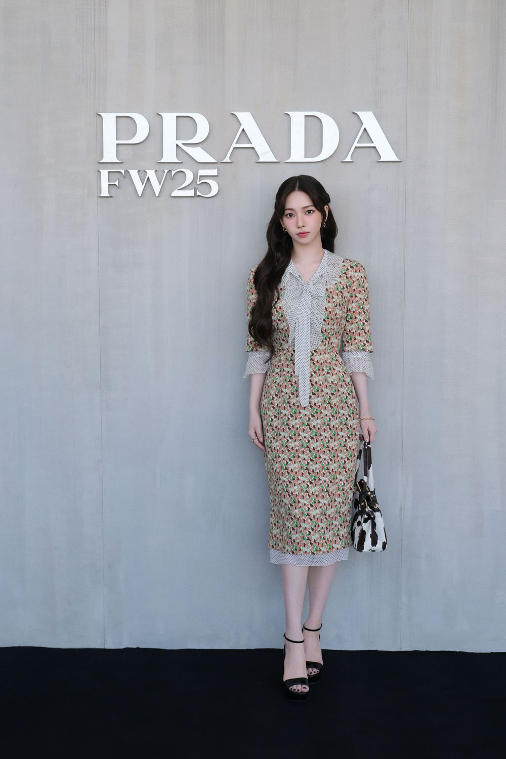 PRADA米蘭大秀陣容太狂！邊佑錫重返主戰場、Karina＆MEOVV隊長手勾手下班太可愛！-2